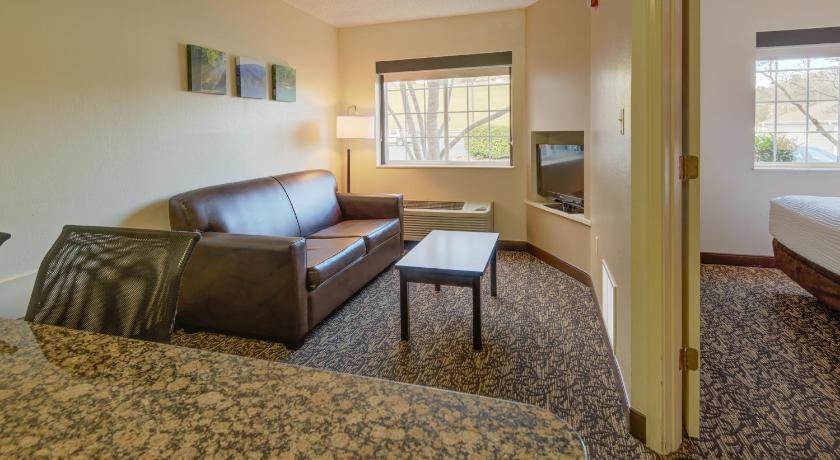 Image of 1 Queen Bed, Suite, Nonsmoking 6