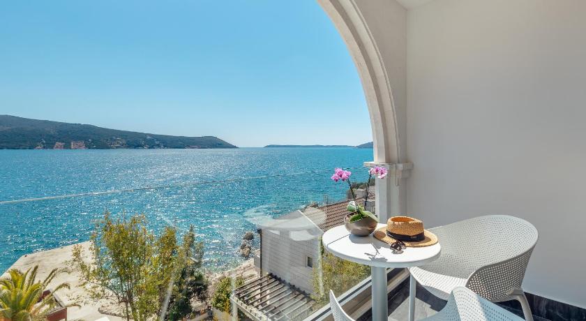 Image of Deluxe Triple Room with Sea View 1