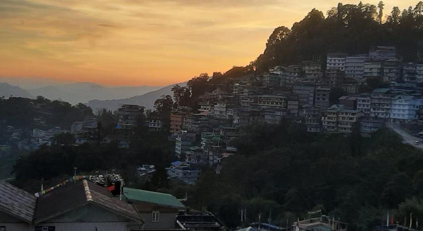 Hotel Zingkham Residency photo