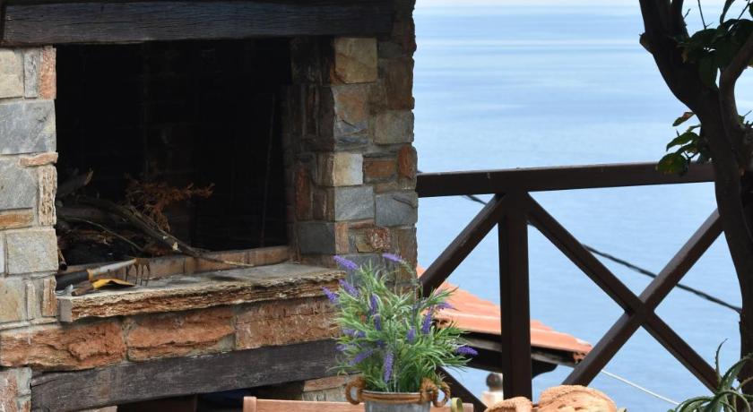 Thalatta Beyond Guesthouse Agios Ioannis — Hotel in Mouresion