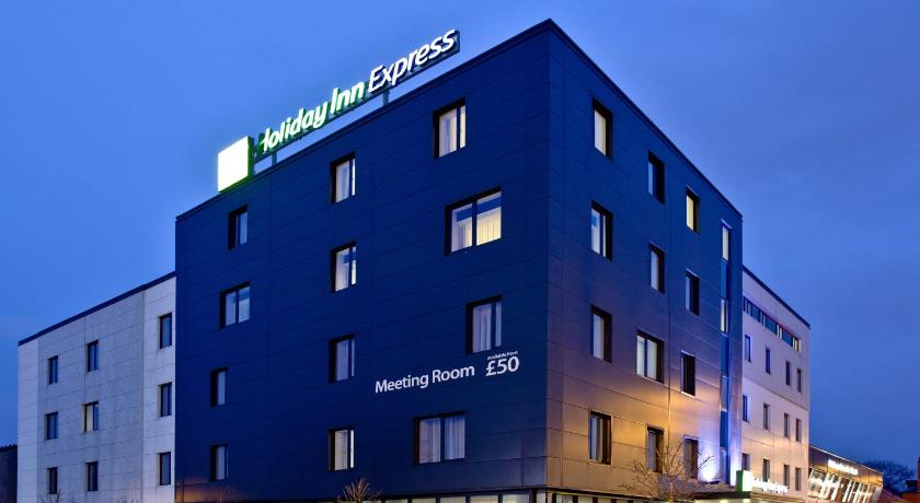 a large building with a clock on the front of it, Holiday Inn Express Birmingham–South A45 in Birmingham