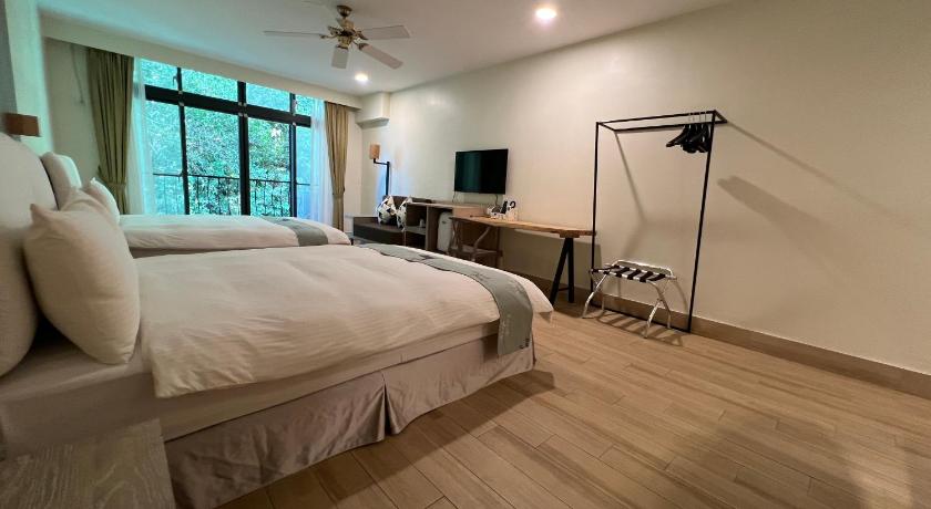 Image of Standard Mountain View 7