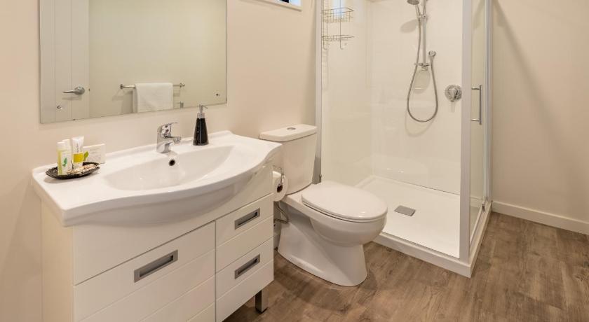 a bathroom with a sink, toilet and bathtub, Private and peaceful studio apartment in Wanaka