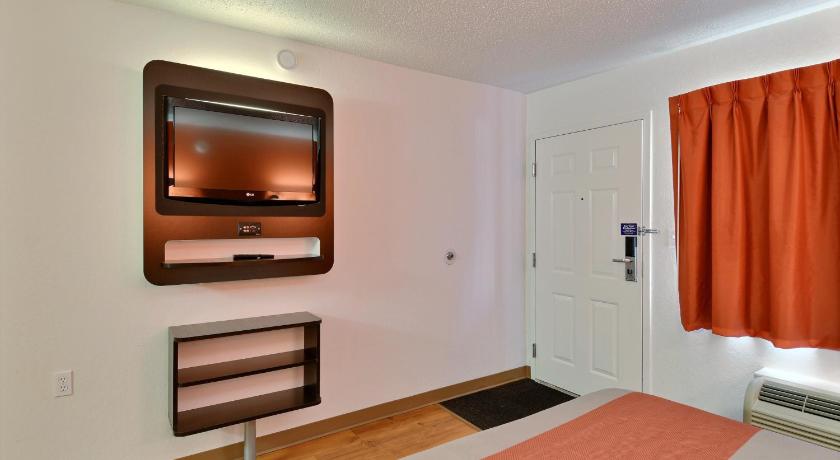 Motel 6-Tewksbury, MA - Boston