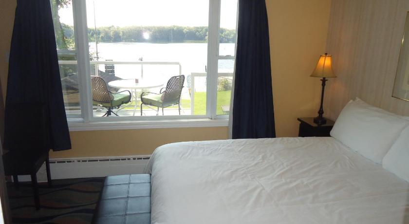 Bayside Inn & Waterfront Suites