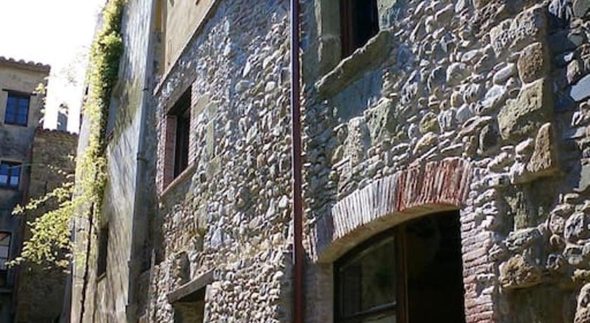 BAIX EMPORDA. Increible casa en pueblo medieval