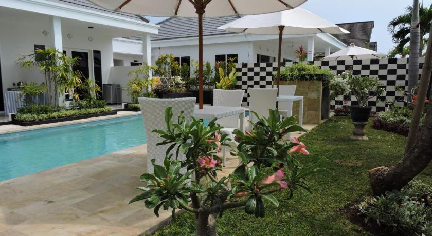 Image of Deluxe Double Pool Side 6