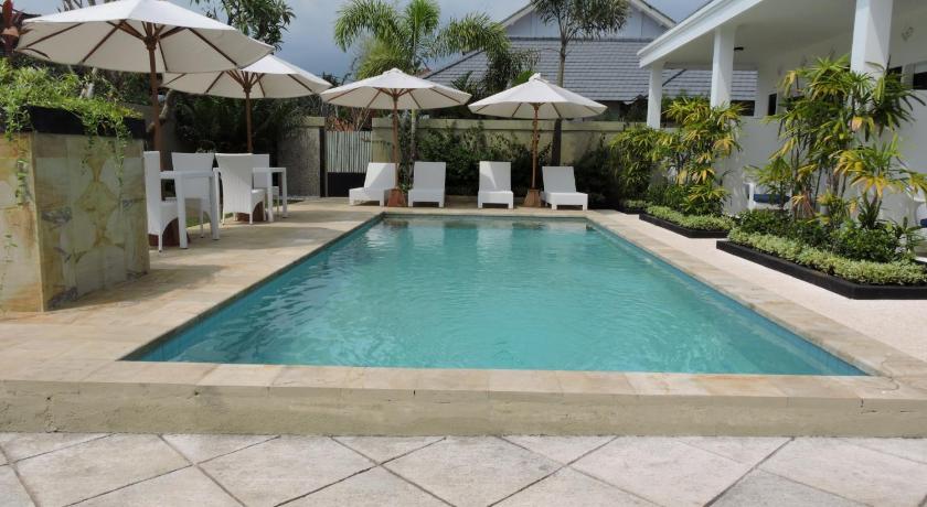 Image of Deluxe Double Pool Side 3