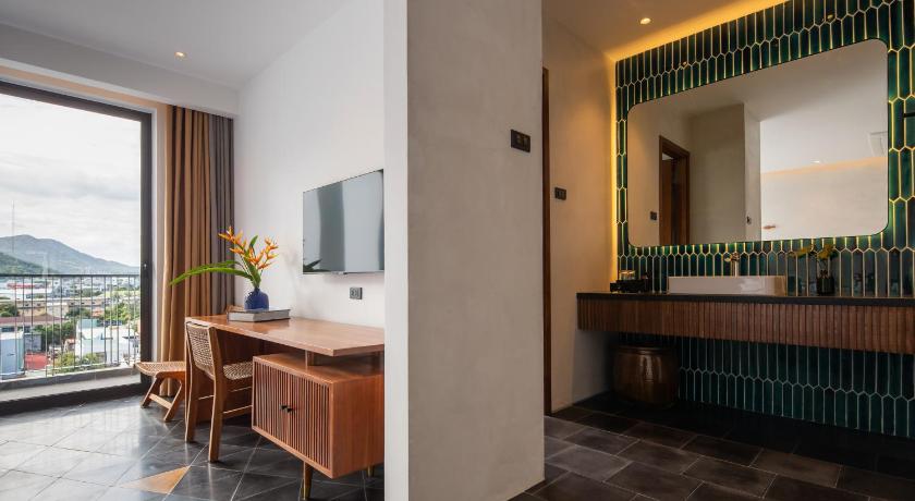 Image of Family Room with Bathtub 4