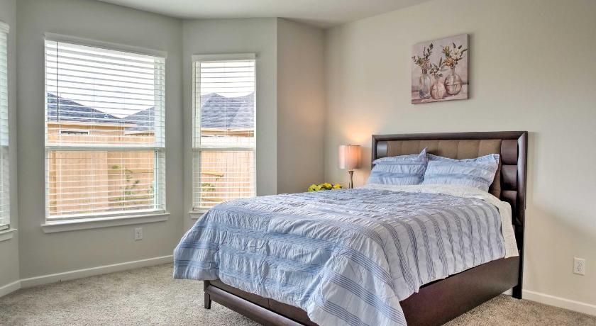 Family-Friendly Home about 25 Mi to Dtwn Houston! photo