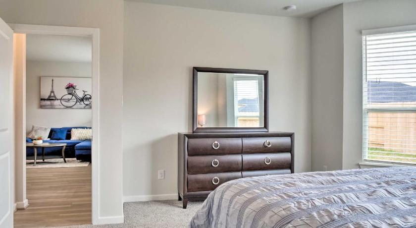 Family-Friendly Home about 25 Mi to Dtwn Houston! photo