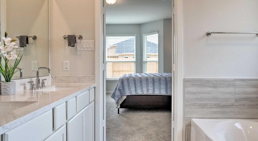 Family-Friendly Home about 25 Mi to Dtwn Houston! photo
