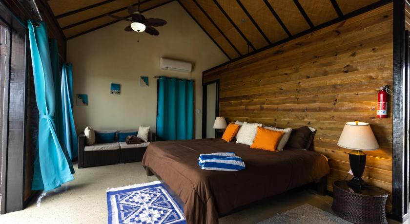 Immagine di 2nd Floor Overwater Hotel Room 0