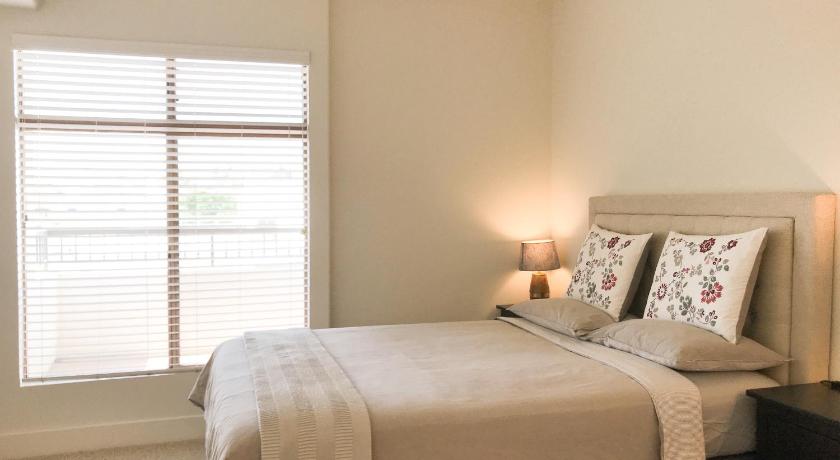 PERFECT Apt near UCLA POOL & GYM OPEN w Parking B3 photo