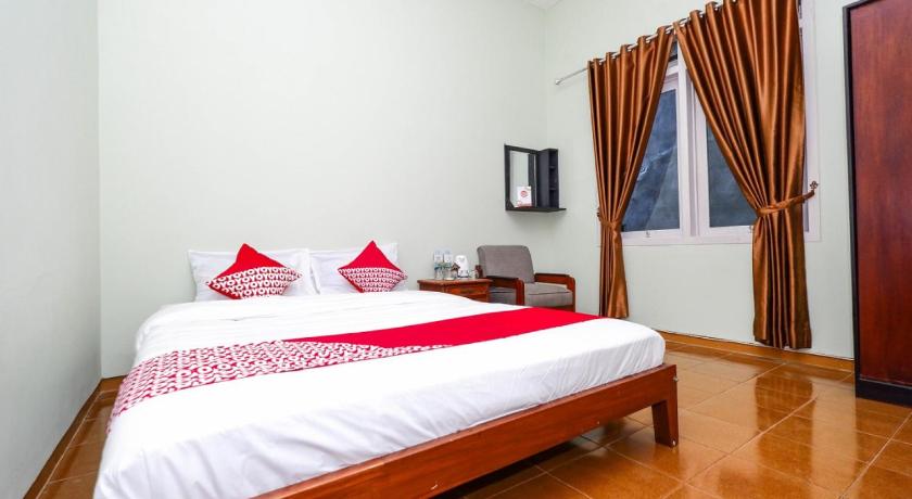 a bedroom with a bed and a dresser, OYO 1414 Paviliun Permata in Surakarta