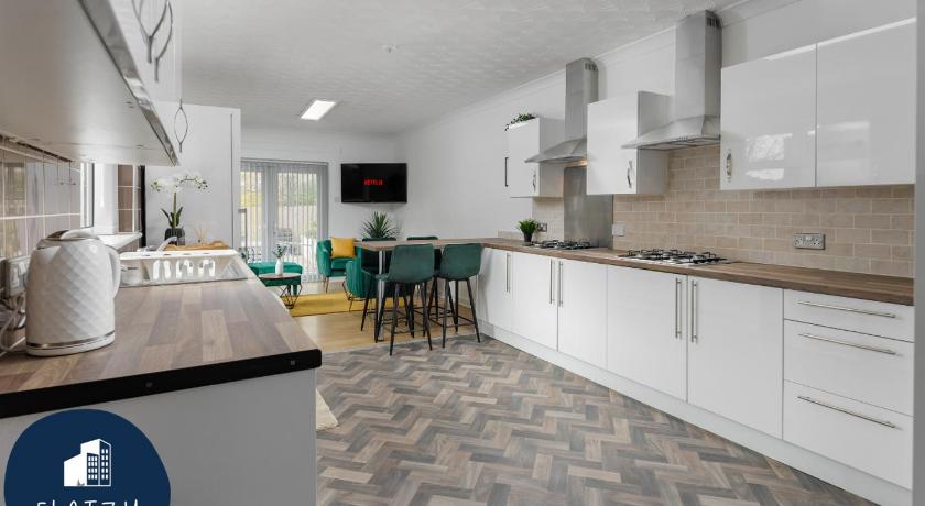 FLATZY - 6 bed Oasis Close to Football Stadiums photo