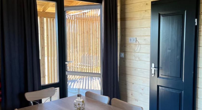 ストラスブール Chalet avec spa, Au Bois Quartois 5つ星 ゲストハウス プール