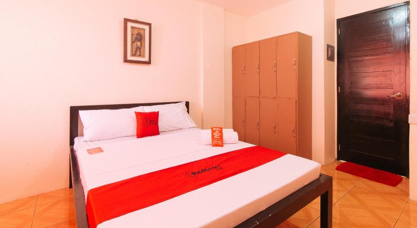 a bedroom with a bed and a dresser, RedDoorz @ FDB Homes Nueva Ecija in San Jose (Nueva Ecija)