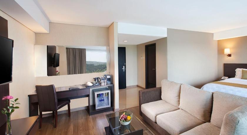 Image of Suite - 1 Double Bed, Smoking Room, Corner Room, Bathtub And Shower 9