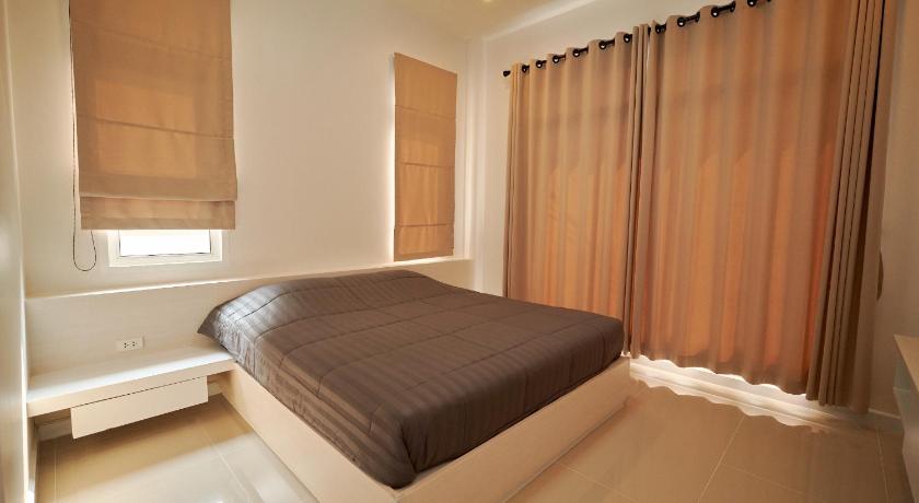 a bedroom with a bed and a window, Blue Cat Pool Villa 1 in Chanthaburi