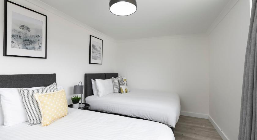 Skyvillion - STEVENAGE SPACIOUS &amp; COZY 3Bed House with Parking, Wifi, Garden — Hotel in Stevenage