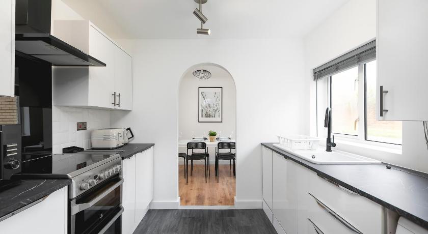 Skyvillion - STEVENAGE SPACIOUS & COZY 3Bed House with Parking, Wifi, Garden photo