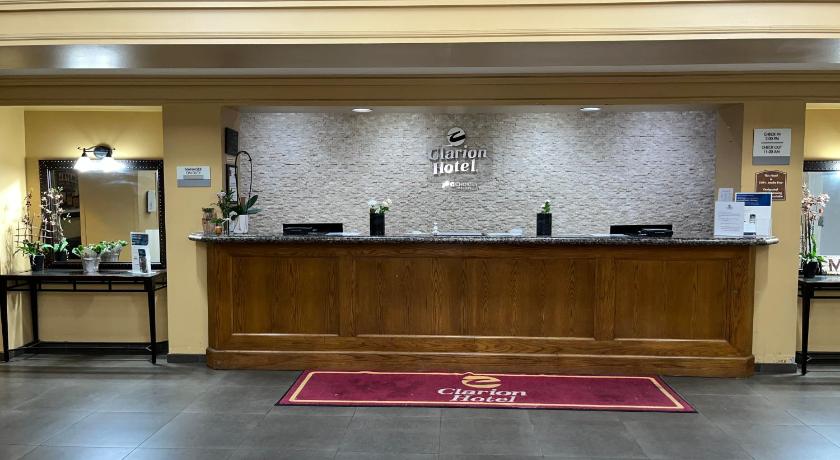 a large room with a large counter top, Quality Inn and Conference Center Greeley Downtown in Greeley (CO)