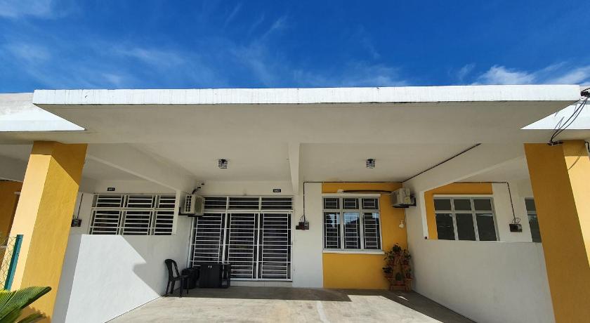 a large white building with a blue door, Licuala Homestay Bukit Keluang in Kampung Raja (Terengganu)