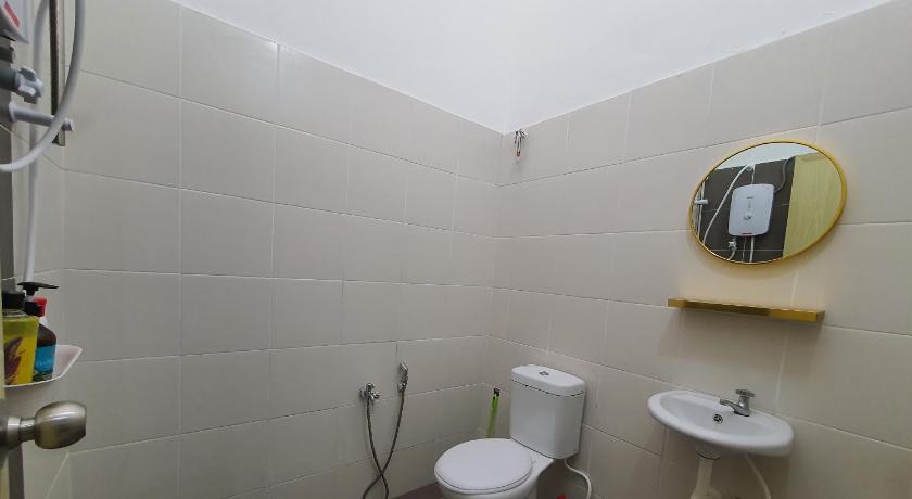 a bathroom with a toilet a sink and a mirror, Licuala Homestay Bukit Keluang in Kampung Raja (Terengganu)