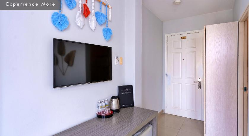 Image of Deluxe Double Room with Window 7