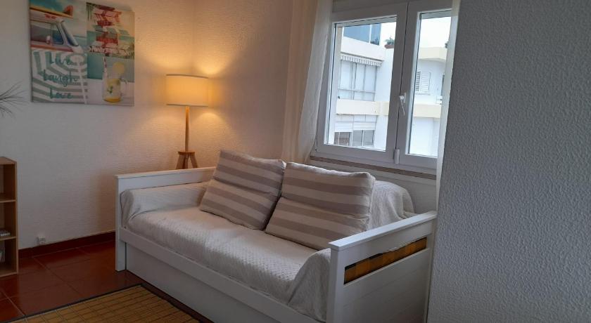 Carcavelos Surf Beach House - 9
