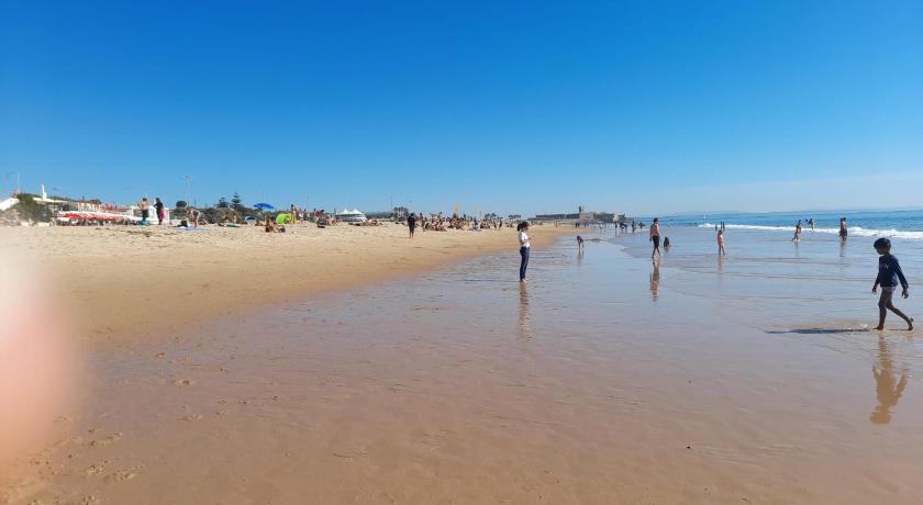 Carcavelos Surf Beach House - 12