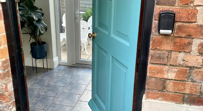 Cathedral Quarter House with free Secure Driveway Parking for 2 Cars photo