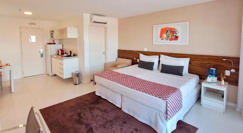 a hotel room with a bed and a table, Hplus Vision Executive in Brasilia