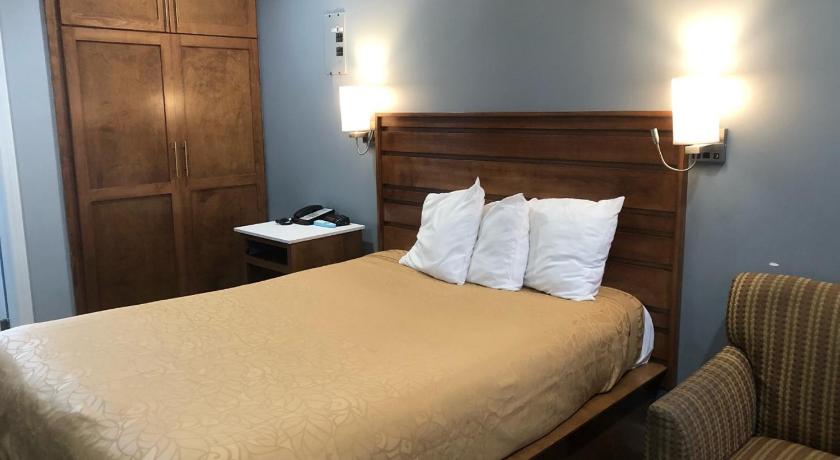 Image of Deluxe Queen Room - Non-Smoking 1