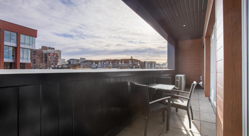 Heart of Iconic 17th Ave w/King Bed, Large Balcony photo