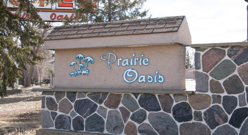 a sign that is on the side of a building, Prairie Oasis Tourist Complex in Moose Jaw (SK)