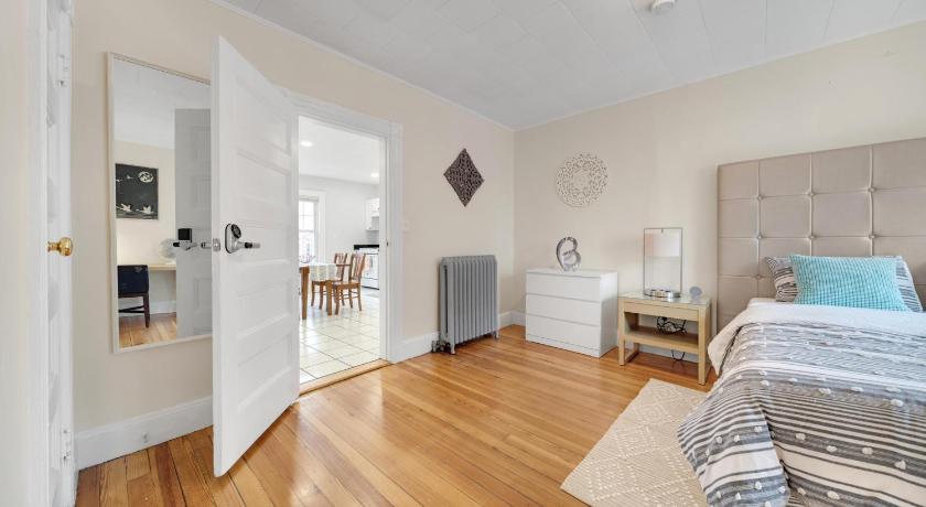5br 2bth Bright & Spacious Apt In Brighton photo