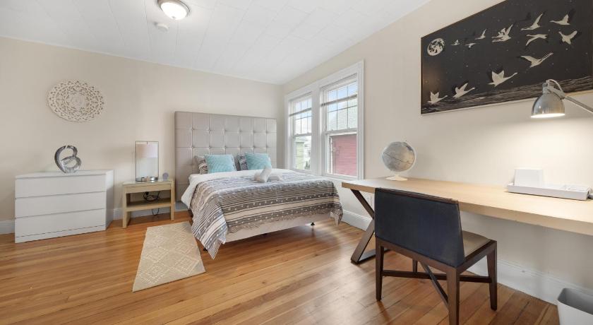 5br 2bth Bright & Spacious Apt In Brighton photo
