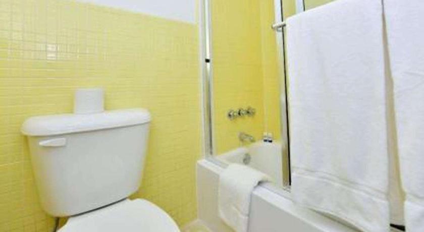 a white toilet sitting next to a bath tub, Sun Plaza Motel in Ocala (FL)