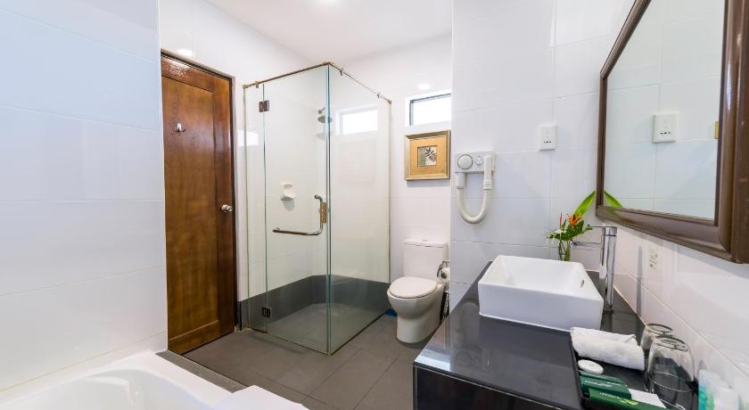 Image of Deluxe Lake View King Room 8