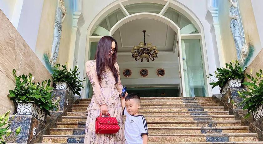 a woman and a child are walking down the stairs, PARADISE HOTEL in Tam Dao (Vinh Phuc)
