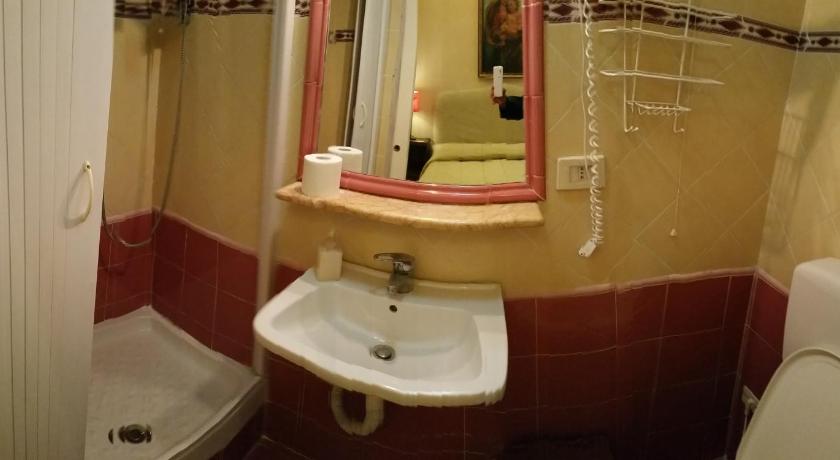 Image of Twin Room with Private Bathroom 2