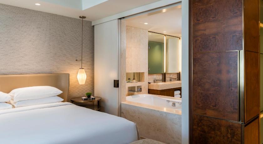Image of 1 King Bed With Water Tower View 4