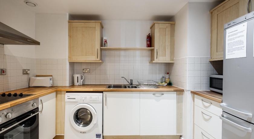 a kitchen with a stove, refrigerator, sink and dishwasher, Liverpool City Centre Apartments UK - East Village Duke Street in Liverpool