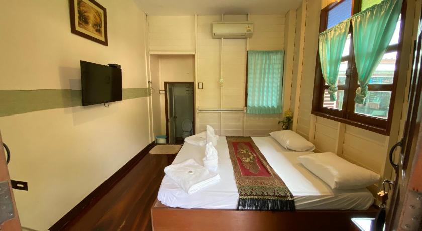 a hotel room with a bed and a window, Baan Kornnara Resort in Amphawa (Samut Songkhram)