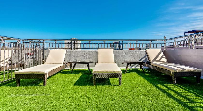 The Retreat in the city w deck photo