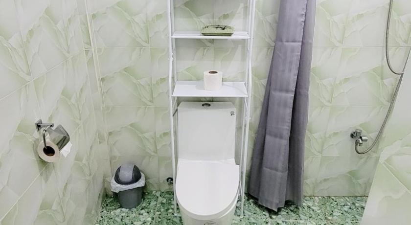 a bathroom with a toilet, sink, and television, Matilde B&B in Bohol