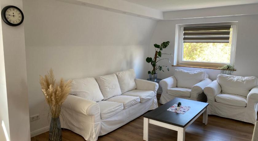 Ferienwohnung mit Balkon und Garten OG