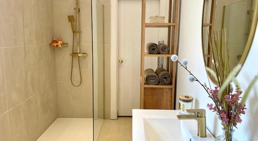 Stylish & Chic Central Apartment with Hot Tub photo